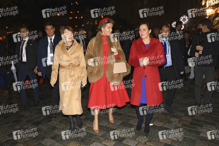 König Philippe und Königin Mathilde der Belgier beim Besuch des historischen Weihnachtsmarktes in Dresden