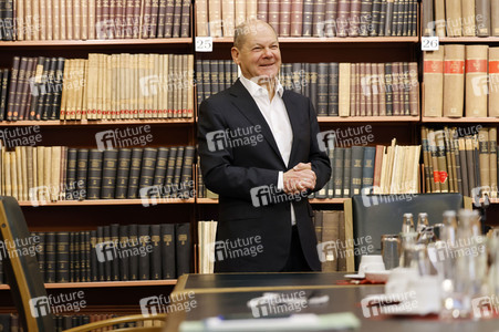 Olaf Scholz beim Besuch des Deutschen Geoforschungszentrums und des Potsdam-Instituts für Klimafolgenforschung in Potsdam