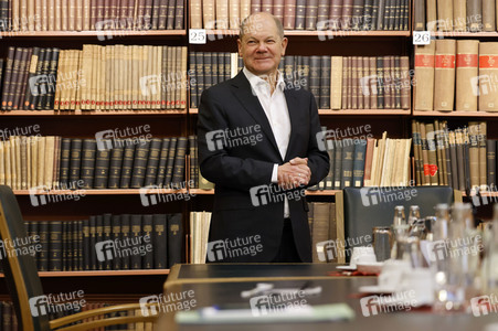Olaf Scholz beim Besuch des Deutschen Geoforschungszentrums und des Potsdam-Instituts für Klimafolgenforschung in Potsdam