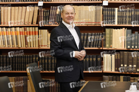 Olaf Scholz beim Besuch des Deutschen Geoforschungszentrums und des Potsdam-Instituts für Klimafolgenforschung in Potsdam