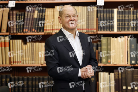 Olaf Scholz beim Besuch des Deutschen Geoforschungszentrums und des Potsdam-Instituts für Klimafolgenforschung in Potsdam