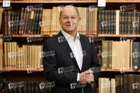 Olaf Scholz beim Besuch des Deutschen Geoforschungszentrums und des Potsdam-Instituts für Klimafolgenforschung in Potsdam