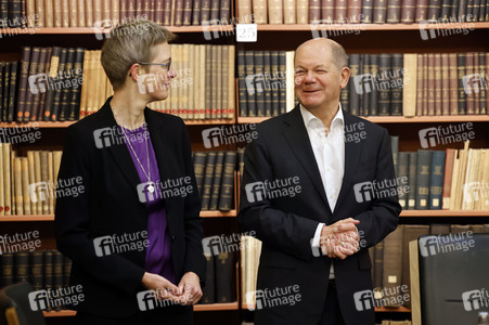 Olaf Scholz beim Besuch des Deutschen Geoforschungszentrums und des Potsdam-Instituts für Klimafolgenforschung in Potsdam