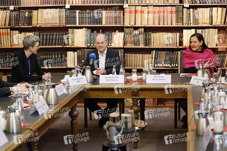 Olaf Scholz beim Besuch des Deutschen Geoforschungszentrums und des Potsdam-Instituts für Klimafolgenforschung in Potsdam