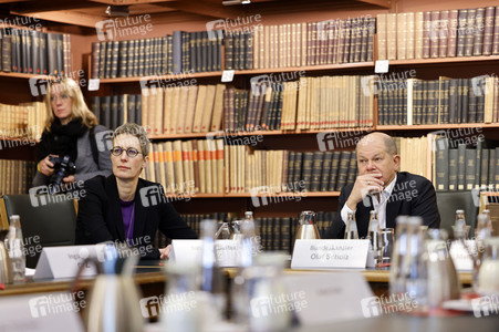 Olaf Scholz beim Besuch des Deutschen Geoforschungszentrums und des Potsdam-Instituts für Klimafolgenforschung in Potsdam