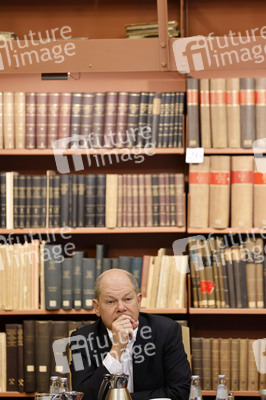 Olaf Scholz beim Besuch des Deutschen Geoforschungszentrums und des Potsdam-Instituts für Klimafolgenforschung in Potsdam