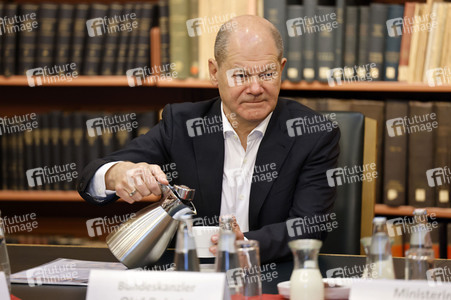 Olaf Scholz beim Besuch des Deutschen Geoforschungszentrums und des Potsdam-Instituts für Klimafolgenforschung in Potsdam