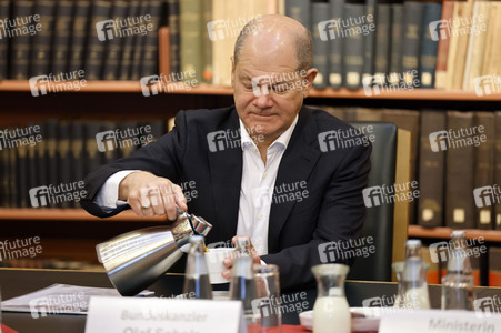 Olaf Scholz beim Besuch des Deutschen Geoforschungszentrums und des Potsdam-Instituts für Klimafolgenforschung in Potsdam