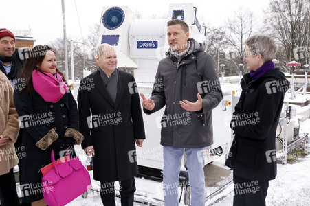 Olaf Scholz beim Besuch des Deutschen Geoforschungszentrums und des Potsdam-Instituts für Klimafolgenforschung in Potsdam