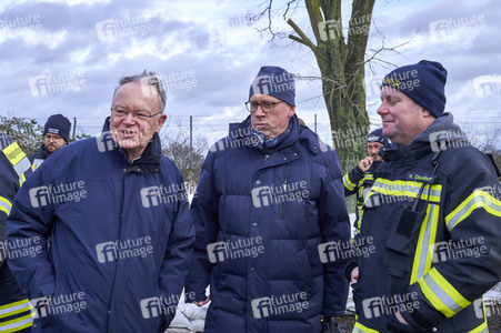 Stephan Weil besucht Hochwasser-Einsatzkräfte in der Region Hannover