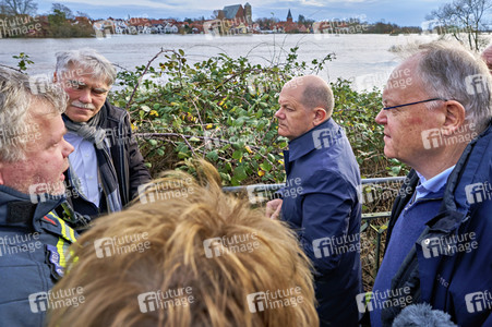 Olaf Scholz besucht das Hochwassergebiet in Verden
