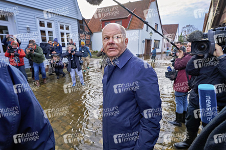 Olaf Scholz besucht das Hochwassergebiet in Verden
