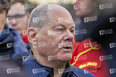 Olaf Scholz besucht das Hochwassergebiet in Verden