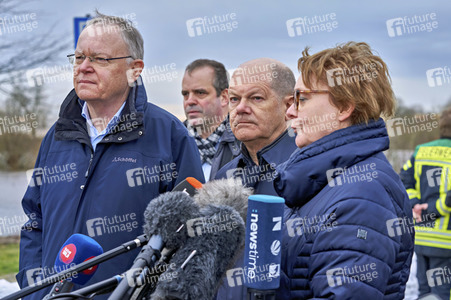 Olaf Scholz besucht das Hochwassergebiet in Verden