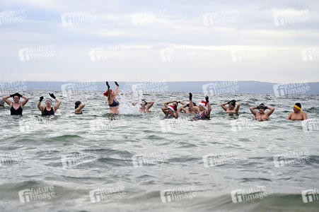 Neujahrsschwimmen am Berzdorfer See in Görlitz