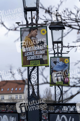 Wahlplakate zur teilweisen Wiederholungswahl in Berlin