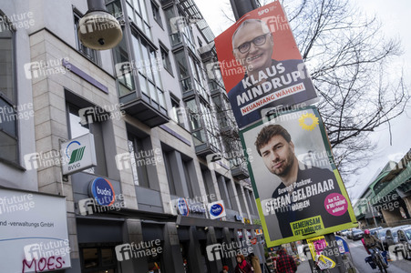 Wahlplakate zur teilweisen Wiederholungswahl in Berlin
