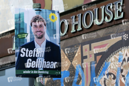 Wahlplakate zur teilweisen Wiederholungswahl in Berlin