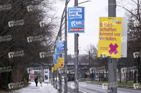 Wahlplakate zur teilweisen Wiederholungswahl in Berlin