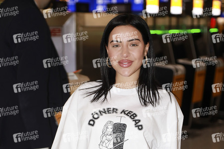 Leyla Lahouar vor dem Abflug ins Dschungel-Camp 2024 in Frankfurt