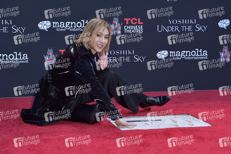 Enthüllung von Yoshikis Hand- und  Fußabdrücken in Beton in Los Angeles