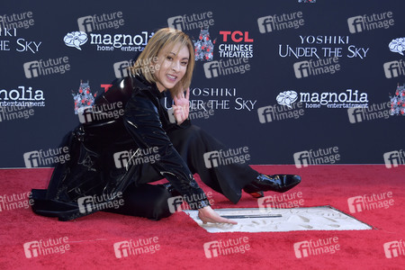 Enthüllung von Yoshikis Hand- und  Fußabdrücken in Beton in Los Angeles