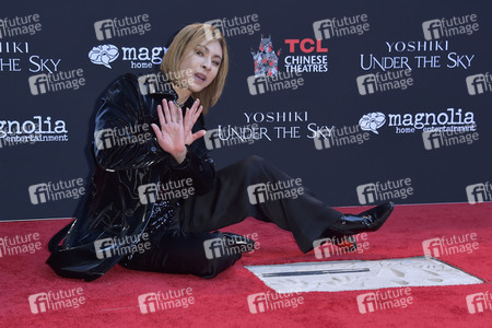 Enthüllung von Yoshikis Hand- und  Fußabdrücken in Beton in Los Angeles