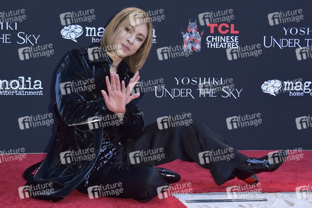 Enthüllung von Yoshikis Hand- und  Fußabdrücken in Beton in Los Angeles