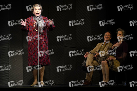 Theaterprobe 'Knapp daneben ist auch vorbei - Die Diva der falschen Töne' in Berlin