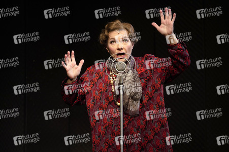 Theaterprobe 'Knapp daneben ist auch vorbei - Die Diva der falschen Töne' in Berlin