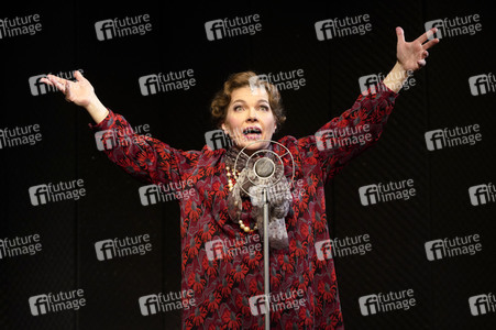 Theaterprobe 'Knapp daneben ist auch vorbei - Die Diva der falschen Töne' in Berlin