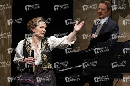 Theaterprobe 'Knapp daneben ist auch vorbei - Die Diva der falschen Töne' in Berlin