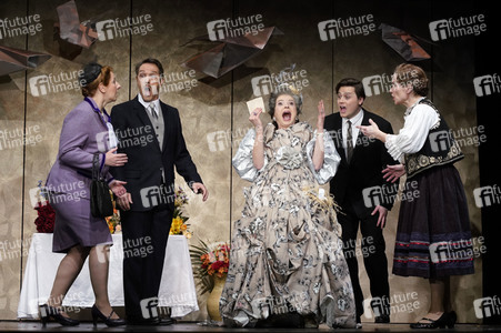 Theaterprobe 'Knapp daneben ist auch vorbei - Die Diva der falschen Töne' in Berlin