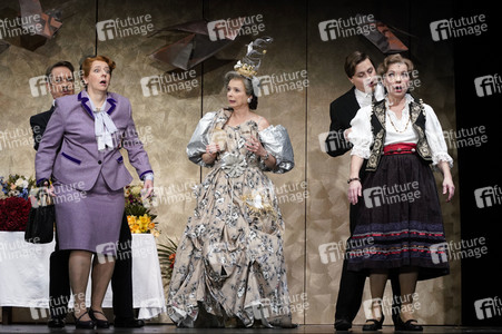 Theaterprobe 'Knapp daneben ist auch vorbei - Die Diva der falschen Töne' in Berlin