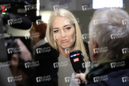 Sarah Kern vor dem Abflug ins Dschungel-Camp 2024 in Frankfurt
