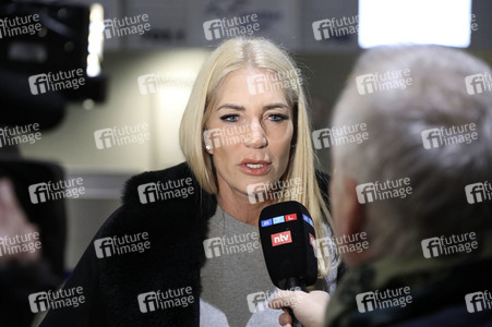 Sarah Kern vor dem Abflug ins Dschungel-Camp 2024 in Frankfurt