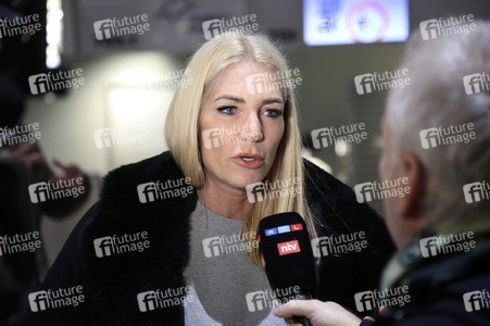Sarah Kern vor dem Abflug ins Dschungel-Camp 2024 in Frankfurt