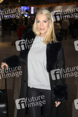 Sarah Kern vor dem Abflug ins Dschungel-Camp 2024 in Frankfurt