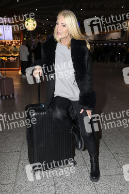 Sarah Kern vor dem Abflug ins Dschungel-Camp 2024 in Frankfurt