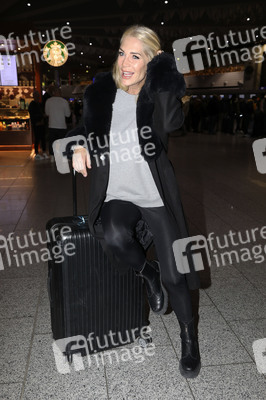 Sarah Kern vor dem Abflug ins Dschungel-Camp 2024 in Frankfurt