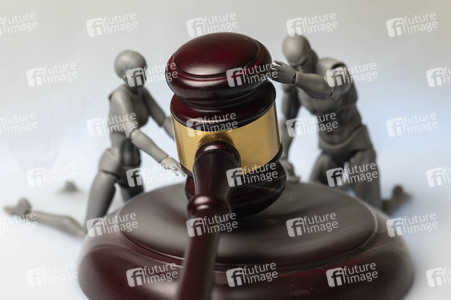 Symbolfoto Richterhammer und Auktionshammer