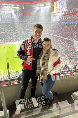 Maximilian Seitz und Ronja Forcher beim Bundesliga-Spiel FC Bayern vs. TSG Hoffenheim in München
