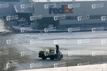 Winterdienst auf dem Flughafen Köln/Bonn