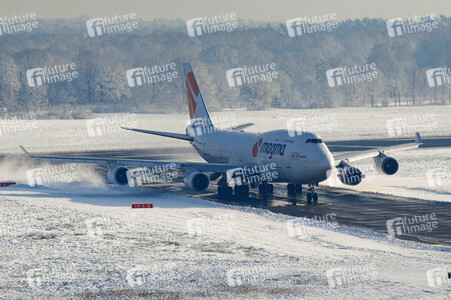 Winterdienst auf dem Flughafen Köln/Bonn