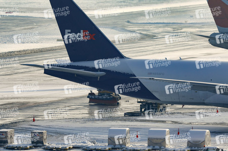 Winterdienst auf dem Flughafen Köln/Bonn