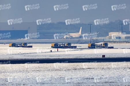 Winterdienst auf dem Flughafen Köln/Bonn