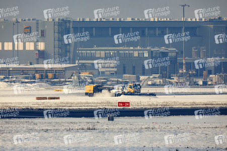 Winterdienst auf dem Flughafen Köln/Bonn