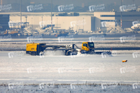 Winterdienst auf dem Flughafen Köln/Bonn