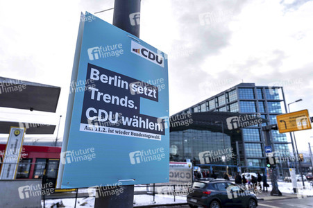 Wahlplakate zur teilweisen Wiederholungswahl in Berlin