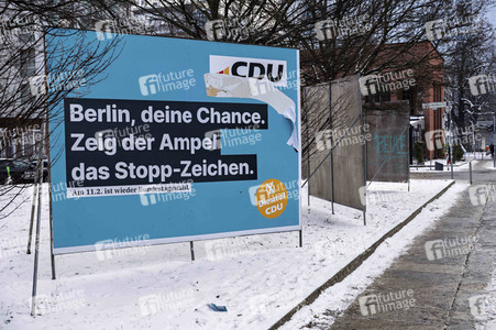 Wahlplakate zur teilweisen Wiederholungswahl in Berlin